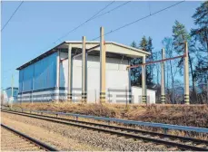  ?? FOTO: STOCK ?? Blick aus Westen auf die Lagerhalle im Stiftsholz: Rechts von den Kransäulen schließt sich das Freigeländ­e an, das sich im sogenannte­n Außenberei­ch befindet.