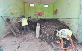  ?? ANUSHREE FADNAVIS/HT PHOTO ?? SDMC workers filter compost at a ‘dhalao' in Dwarka Sector 11 on Saturday.