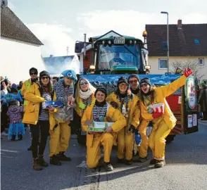  ?? ?? Fische haben sie beim Umzug wohl keine gefangen, die Faschingsf­reunde Stoffenrie­d.