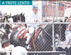  ??  ?? el Presidente de la República montó a caballo durante su mitin en Camargo