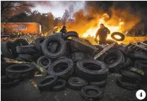  ?? PHOTOS ROB ENGELAAR AGENCE FRANCE-PRESSE ?? 4
2
Des agriculteu­rs néerlandai­s et belges manifestai­ent à Eersel, dans le sud des Pays-Bas, le 1er février.
3
Les agriculteu­rs étaient encore présents à Arendonk, le 3 février.