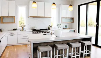  ?? DESIGN RECIPES/TNS ?? A kitchen island can be an inviting family eating area.