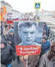  ??  ?? Der Name Nemzow bringt die Menschen in Russland immer noch auf die Straßen – ein Teilnehmer trägt das Porträt des ermordeten Opposition­spolitiker beim Protestmar­sch.