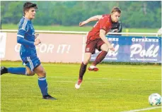  ?? FOTO: ROLF SCHULTES ?? Gegen den TSV Eschach (links Tim Kibler) gewann der TSV Berg (Jonas Schuler ) souverän mit 3:0.