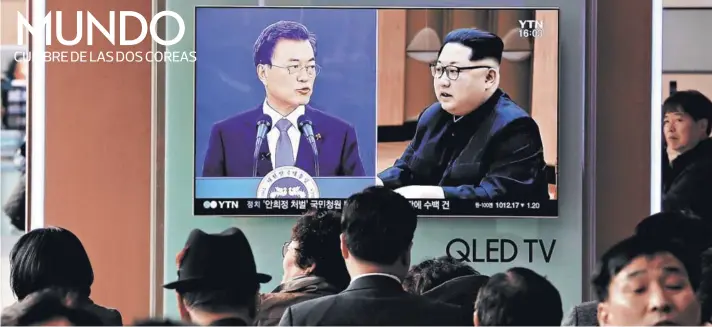  ??  ?? ► Usuarios en una estación de trenes en Seúl observan imágenes de Moon y Kim.