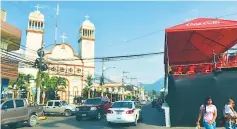  ??  ?? PREPARATIV­OS. La avenida San Isidro y las principale­s vías de La Ceiba ya lucen el ambiente festivo para dar la bienvenida a miles de turistas.