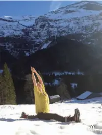  ??  ?? ➀ ➁ Julia Barnes Samoens
➂ Lalie Chochon enseigne le yoga vinyasa à Châtel et en Vallée d’abondance