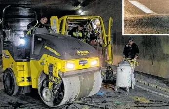  ?? BILDER: SN/SPRENGER ?? Der sieben Zentimeter hohe Buckel mitten in der Straße wird angebohrt und dann mit einer Walze geglättet.