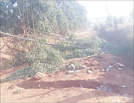  ?? (File pic) ?? The road leading to Phola area which was blocked by a tree and a trench was dug in the middle of the road. This was reportedly done to avoid the police from coming to the area where a majority of textile workers were staying.