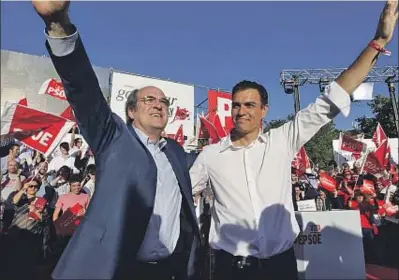  ?? EMILIA GUTIÉRREZ ?? Pedro Sánchez cerró anoche la campaña en Madrid junto a su gran apuesta electoral, Ángel Gabilondo