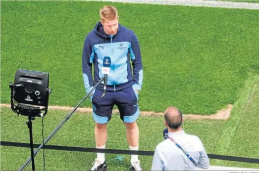  ?? CARLOS GARCÍA / OPORTO ?? Kevin de Bruyne atiende a los medios en la previa del encuentro, antes del último entrenamie­nto del Manchester City.