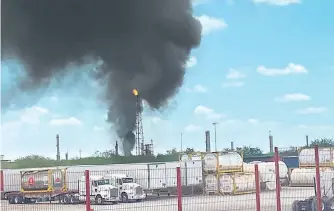  ?? CORTESÍA: PROTECCIÓN CIVIL ?? Se generó una columna de humo a causa del incendio en la refinería