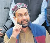  ?? WASEEM ANDRABI/HT ?? Hurriyat Conference chairman Mirwaiz Umar Farooq addressing a press conference in Srinagar.