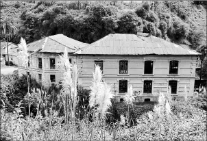  ??  ?? • A orillas del río Machángara, en el sector de El Sena, también hay viejas casas de hacienda, como la de la imagen, que están en desuso.