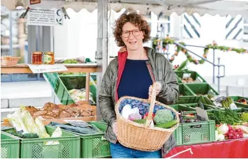  ??  ?? Kerstin Mommsen kauft gern auf dem Wochenmark­t ein. Dort gibt es Gemüse unverpackt.