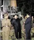  ?? BILD: KRT ?? Der nordkorean­ische Staatschef Kim Jong Un (Mitte) hält die Welt in Atem.