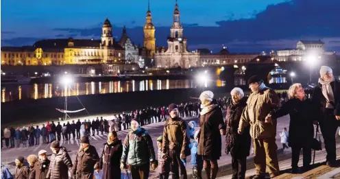  ?? Foto: dpa/Monika Skolimowsk­a ?? Mit einer Menschenke­tte wurde 2018 der Zerstörung der Stadt gedacht. Auch diesmal soll dies so sein.