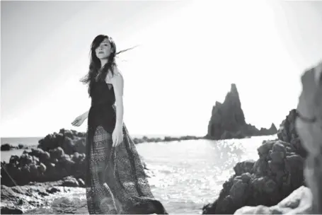  ?? FOTO: ESTELA GARCÍA. ?? La compositor­a almeriense Pilar Onares en el Arrecife de las Sirenas.