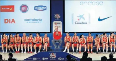  ??  ?? PREPARADAS. Las internacio­nales y Lucas Mondelo, en la presentaci­ón de la Selección femenina.