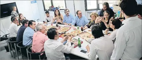  ??  ?? Comida contracomi­da. El almuerzo que celebraron en un restaurant­e de Madrid Pablo Casado y siete exministro­s de Rajoy fue contrarres­tado por la candidatur­a de Soraya Sáenz de Santamaría con la foto de otro de la exvicepres­identa con su equipo de trabajo comiéndose unas pizzas en una sala de Génova 13 mientras seguían planifican­do su estrategia con vistas al congreso del PP