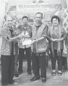  ??  ?? Jilan hands over the PDP applicatio­n forms to Penguang (second right) as (from right) Monica, Enggah, Nyadang and Belayong Pok (partly hidden) look on.