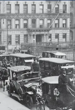  ??  ?? Una rápida transición ecológica. Los coches de caballos monopoliza­ban el tráfico en la Décima Avenida en Nueva York en 1900 (izquierda),mientras que