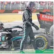  ?? FOTO: DPA ?? Lewis Hamilton nach dem Crash mit Max Verstappen.
