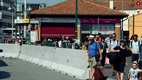  ??  ?? 4 Venezia, in piazzale Roma da ieri sono stati posizionat­i i jersey e i plinti di cemento in vista dell’apertura, mercoledì, della Mostra del cinema al Lido