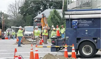  ?? ANGELA ROWLINGS / HERALD STAFF FILE ?? RECONNECTI­NG: A team works on repairs to gas mains in Lawrence in September, after explosions rocked three communitie­s, leaving many without gas service.