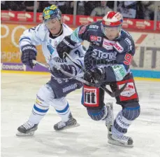  ?? FOTO: DIETER REINHARDT ?? Alle Anstrengun­gen waren vergebens: Die Schwenning­er Wild Wings mit Istvan Bartalis (rechts) blieben in den Spielen in Nürnberg und Bremerhave­n ohne Punktgewin­n.