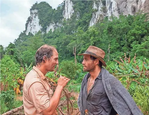  ?? PATRICK BROWN ?? Matthew McConaughe­y (left) and Edgar Ramirez play two dreamers who head to the wilds of Indonesia to look for “Gold.”