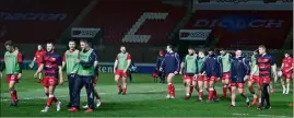  ?? (Photo AFP) ?? Les Scarlets peuvent sourire. Ce «forfait» toulonnais leur offre  points sur un plateau et les place idéalement pour la qualificat­ion alors qu’il sort déjà le RCT de la compétitio­n. Drôle de saison décidément...