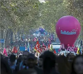  ??  ?? Mardi, la manifestat­ion a réuni entre 11500 et 21500 personnes à Paris.