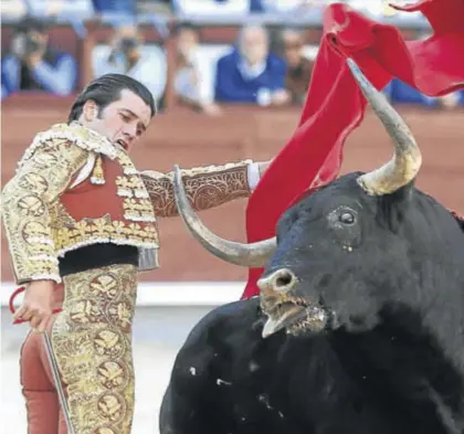  ?? EFE / FERNANDO ALVARADO ?? El matador José Garrido en la lidia de su primer toro de la ganadería de Fuente Ymbro.