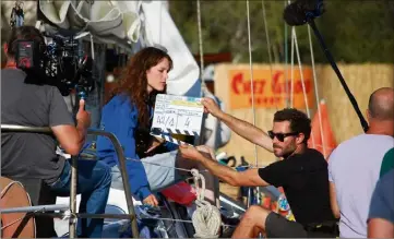  ?? (Photos Ly. F.) ?? « Flo », jouée par l’actrice Stéphane Caillard, dans la scène où son frère joué par Pierre Deladoncha­mps, lui rend visite sur son bateau amarré au port azuréen.