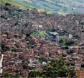  ?? FOTO ARCHIVO ?? Cerca de 30 bandas delinquen en la comuna de San Javier, una de las más custodiada­s de Medellín.