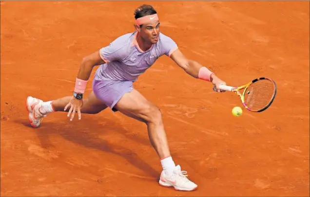 ?? ?? Rafa Nadal llega con apuros a una bola durante su partido de segunda ronda del Barcelona Open - Trofeo Conde de Godó ante el australian­o De Miñaur.