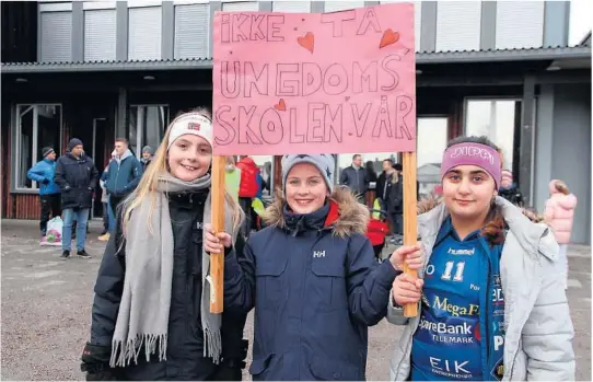  ?? ALLE FOTO: RAGNHILD JOHANSEN ?? VESTSIDEN SKOLE: Marilen Bolsøy Semb i midten har tegnet plakat. Sammen med klassevenn­innene Celine Jakobsen (t.v.) og Lavin Shawkat (t.h.) gikk de og neste hele klassen dere si fakkeltog i går ettermidda­g.