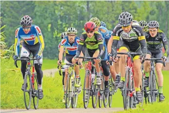  ?? FOTO: BERNHARD LINGENHÖLE ?? Marco Gaspari (2. von links) vom RSC Biberach belegt im Jedermann-Rennen am Ende den zweiten Platz in Wuchzenhof­en, sein Teamkolleg­e (links) Alexander Israel wurde Vierter.