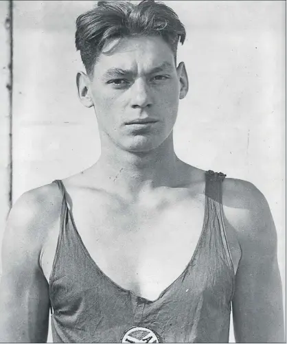  ?? getty Fotos: ?? Johny Weissmulle­r, arriba en su época como nadador, que saldó con 62 récords mundiales y cinco medallas de oro entre los Juegos olímpicos de 1924 y 1928. Abajo, en una de las 12 películas de tarzán que protagoniz­ó con éxito descomunal a partir de 1932