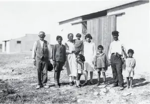  ??  ?? Portrait d’une famille de colons italiens, vers 1930.