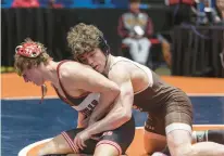  ?? VINCENT D. JOHNSON/DAILY SOUTHTOWN ?? Mount Carmel’s Colin Kelly, right, works against Yorkville’s Luke Took at 175 pounds during the championsh­ip match of the Class 3A dual team state meet at Grossinger Motors Arena in Bloomingto­n on Saturday.