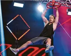  ?? Foto: Markus Hertrich/RTL ?? Steven Rindle aus Neu‐Ulm im „Ninja‐Warrior“‐Parcours.