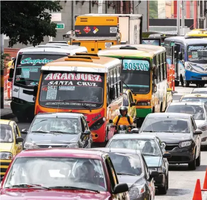  ?? FOTO MANUEL SALDARRIAG­A ?? Según la Secretaría de Movilidad de Medellín, en el Aburrá circulan 550.000 carros y 750.000 motos. Otros 350.000 vehículos entrarían con turistas para Navidad y fin de año.