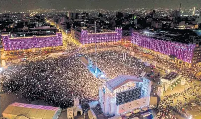  ?? Mario Vázquez/aFP ?? Los seguidores de López Obrador celebran en el Zócalo, la plaza de Ciudad de México