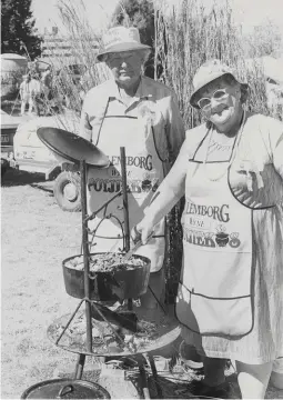  ??  ?? 1988 Mnr. en mev. Hennie Badenhorst braai en maak potjiekos op Bethal se aartappelf­ees. FOTO: ANITA CHITTEN