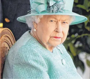  ?? FOTO: TOBY MELVILLE/DPA ?? Die britische Königin Elizabeth II. sieht in ihrem Enkel William und seiner Frau Kate die Zukunft.
