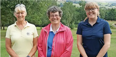  ?? ?? ●●Carole Ryder with MDLGA President Barbara Askew and Walmersley’s Rachel Scholes