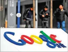  ?? LIU JIN/AFP ?? People walk past the former Chinese headquarte­rs of Google in Beijing.