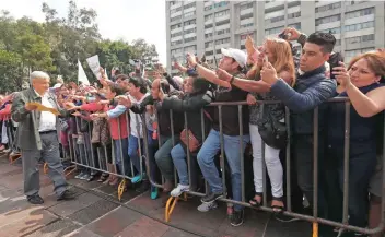  ??  ?? En la Plaza de las Tres Culturas, en la Ciudad de México, el presidente electo, Andrés Manuel López Obrador, recalcó su iniciativa para que los 8 mil elementos del Estado Mayor Presidenci­al se incorporen a la Secretaría de la Defensa Nacional.